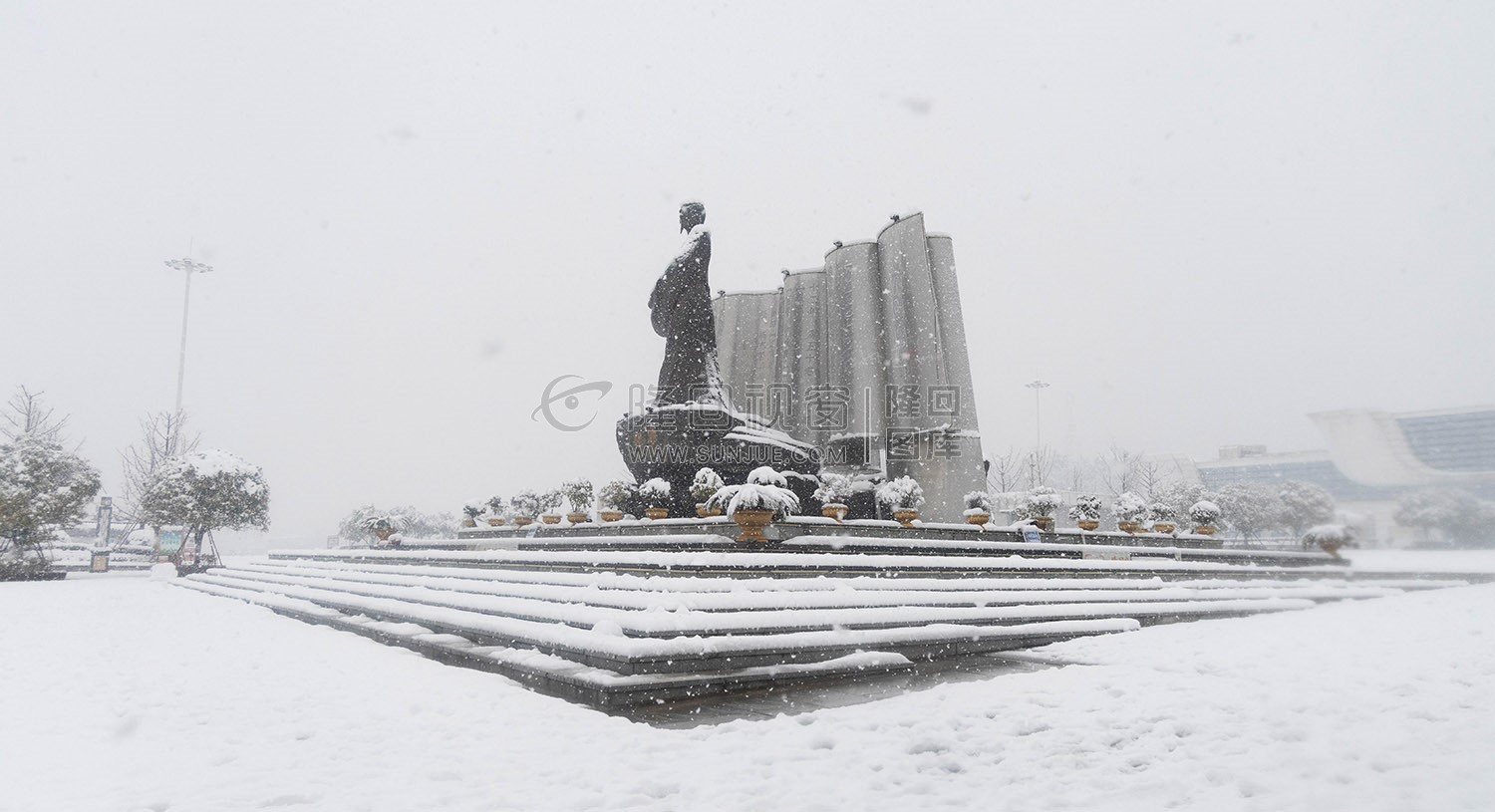 隆回高铁站雪景图