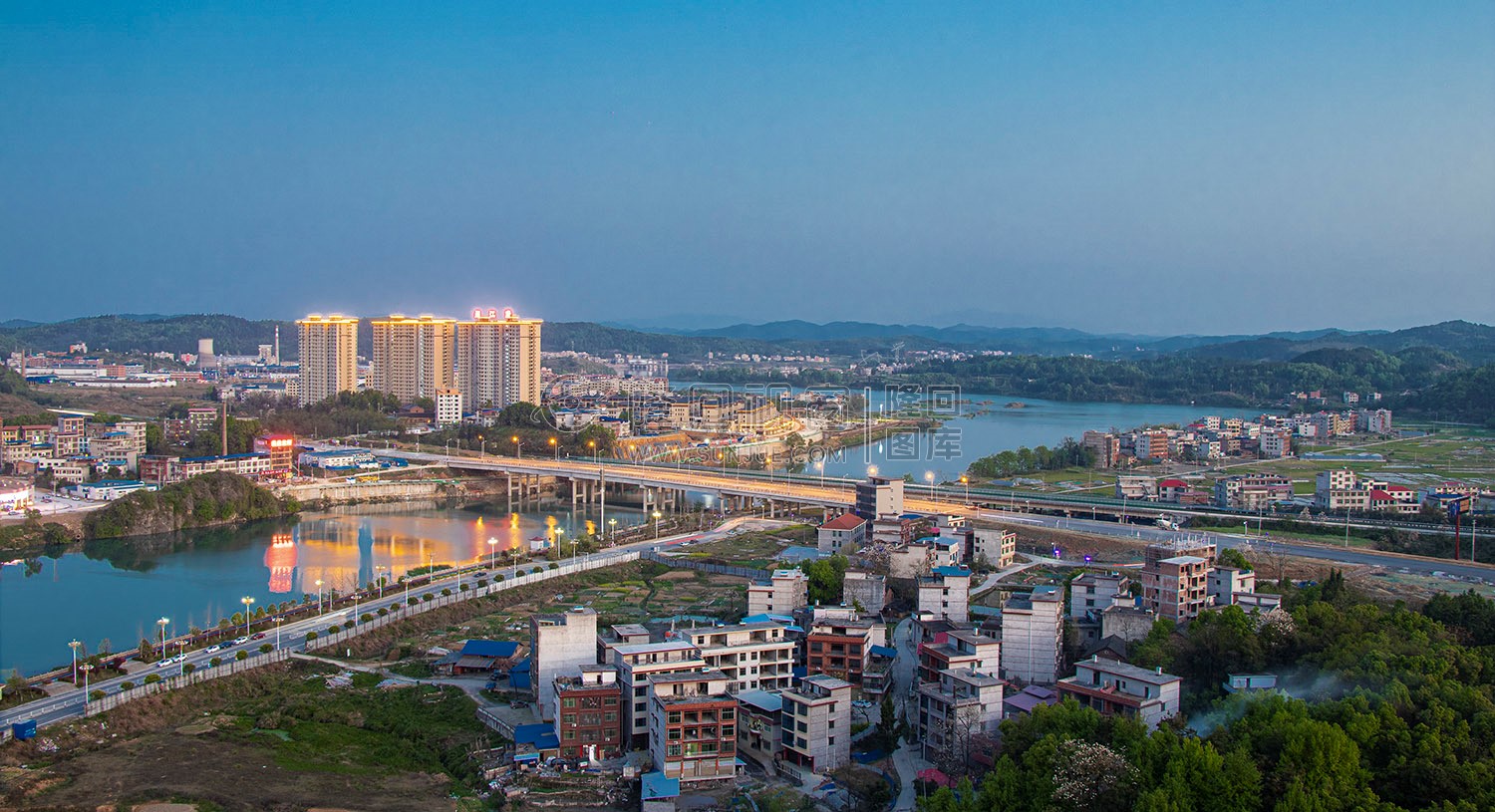 紫霞园大桥的夜景延时，月亮湾夜景