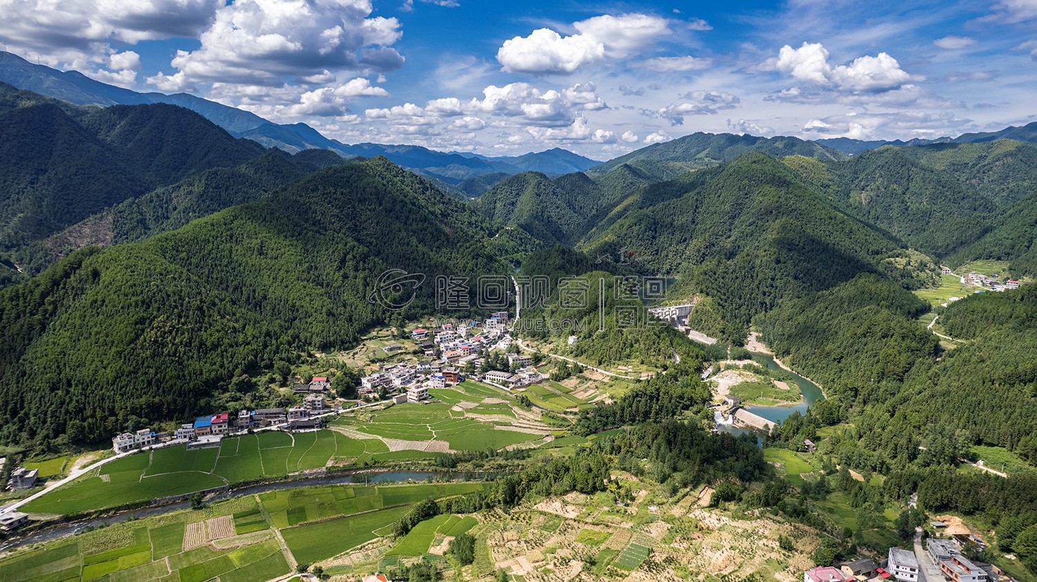 隆回苏河村，千亩稻田连片，木瓜山水流入