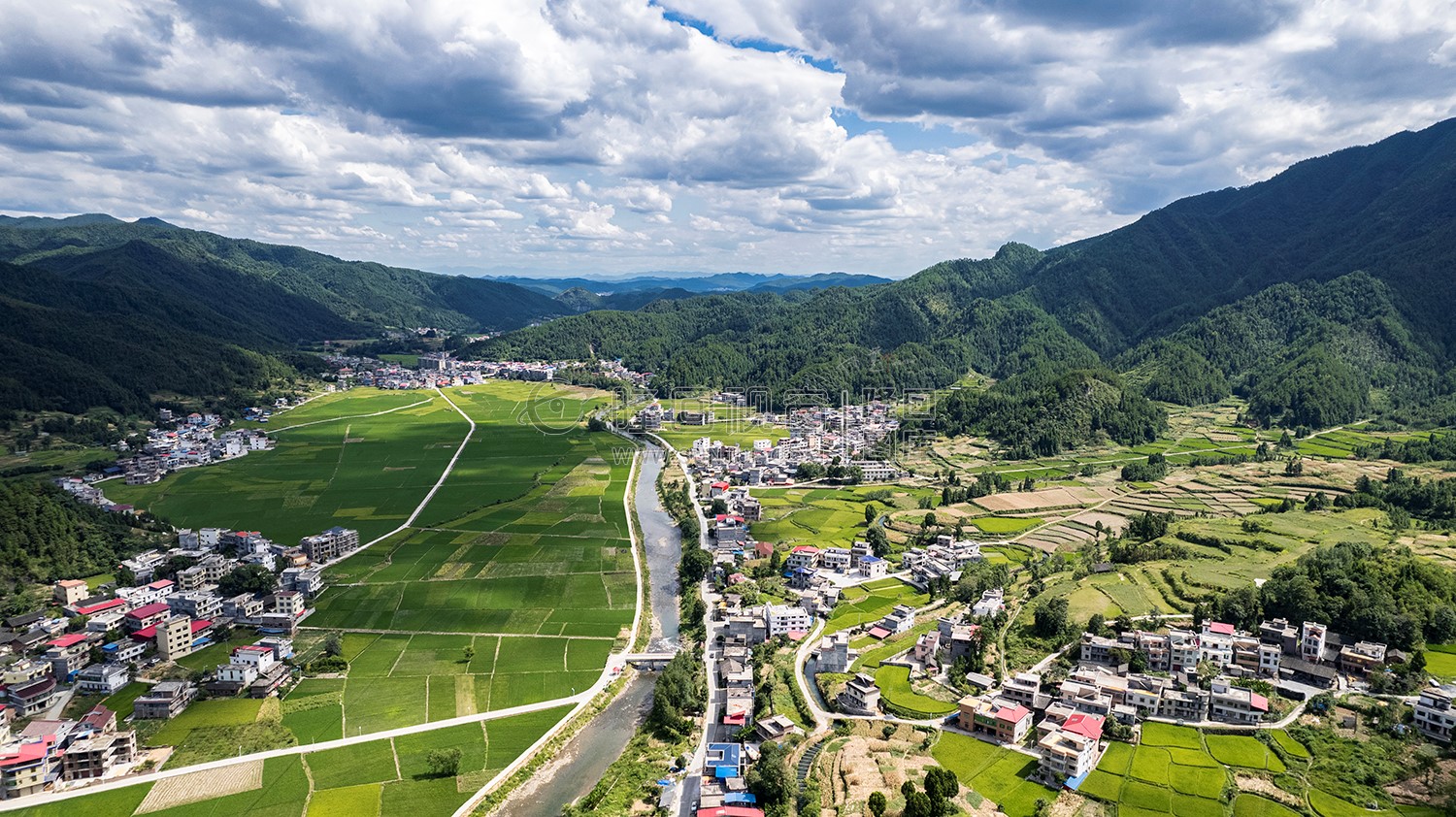 隆回苏河村，千亩稻田连片，木瓜山水流入