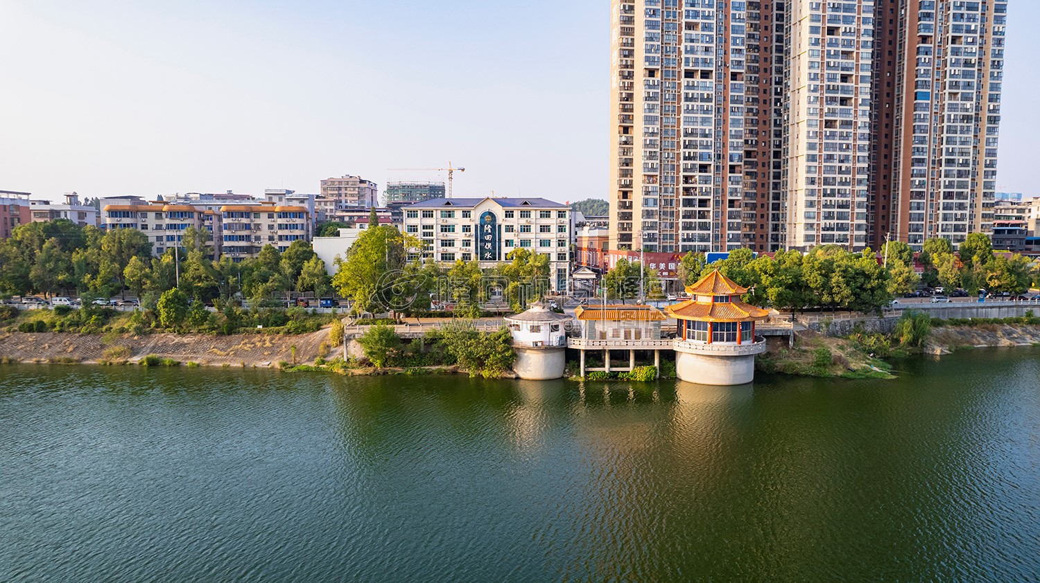 隆回自来水公司河边