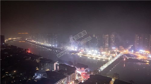 2022隆回跨年夜，河边烟花热闹非常