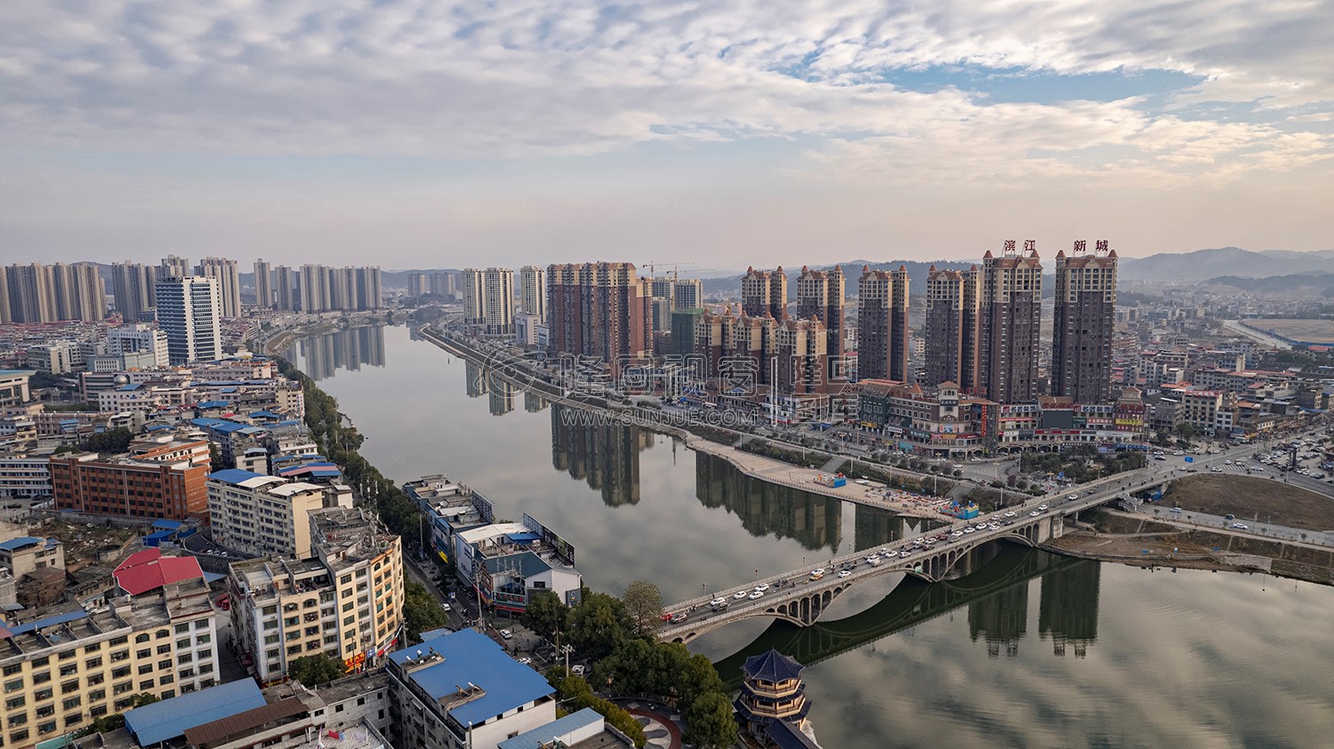 隆回大桥河岸两边风景