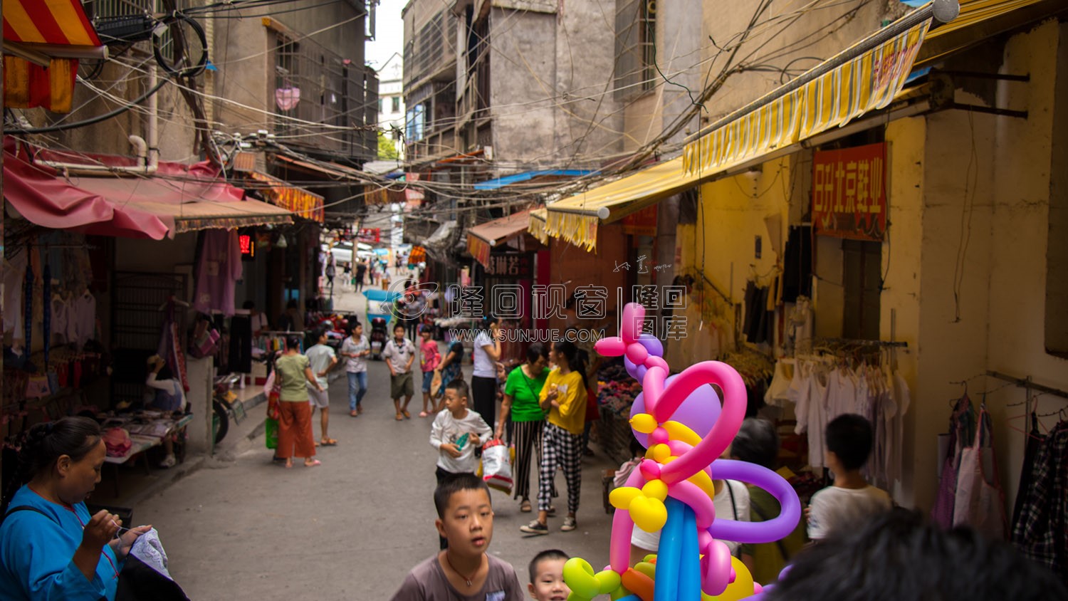 老旧的街道熙来攘往
