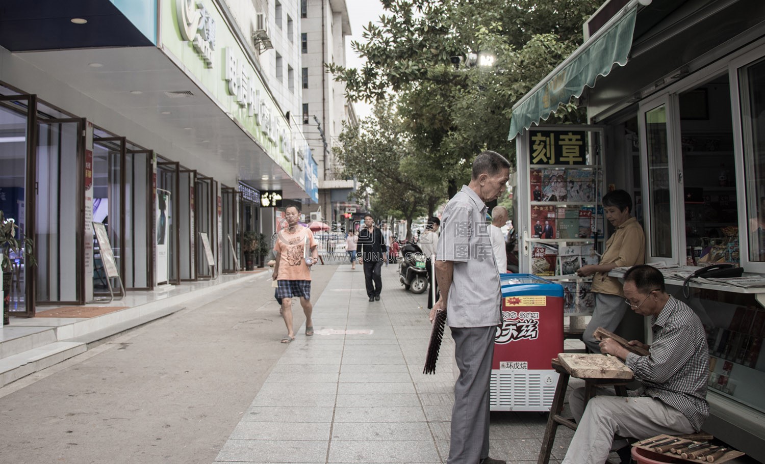 雕刻年画木板的匠人