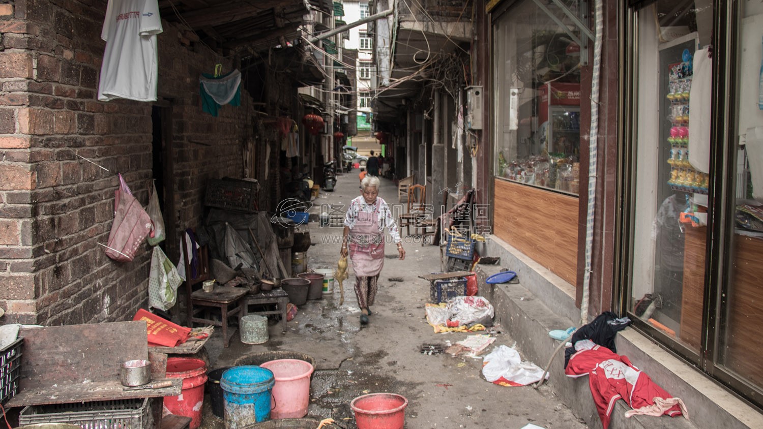 老街巷子里的老奶奶