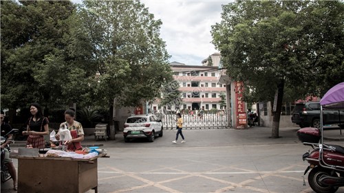 东方红小学门口摊点