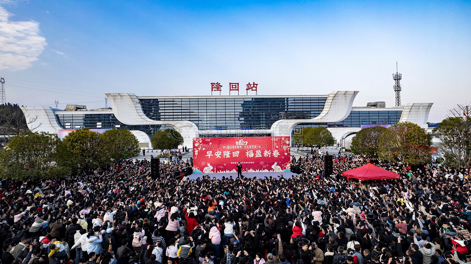 早安隆回唱响高铁站，万人空巷！