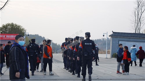 早安隆回唱响高铁站，万人空巷！