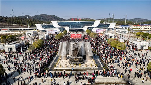 早安隆回唱响高铁站，万人空巷！