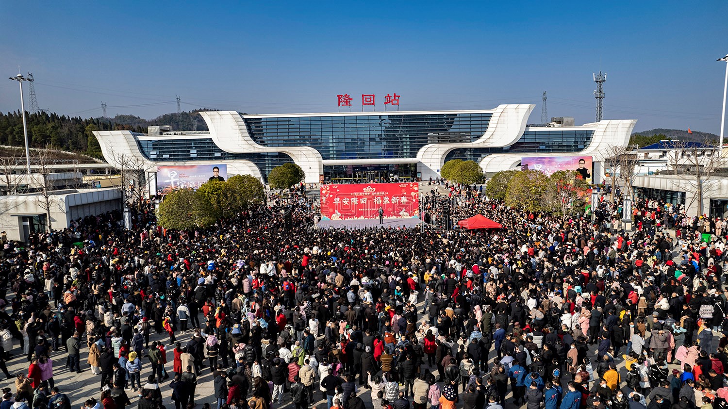 早安隆回唱响高铁站，万人空巷！