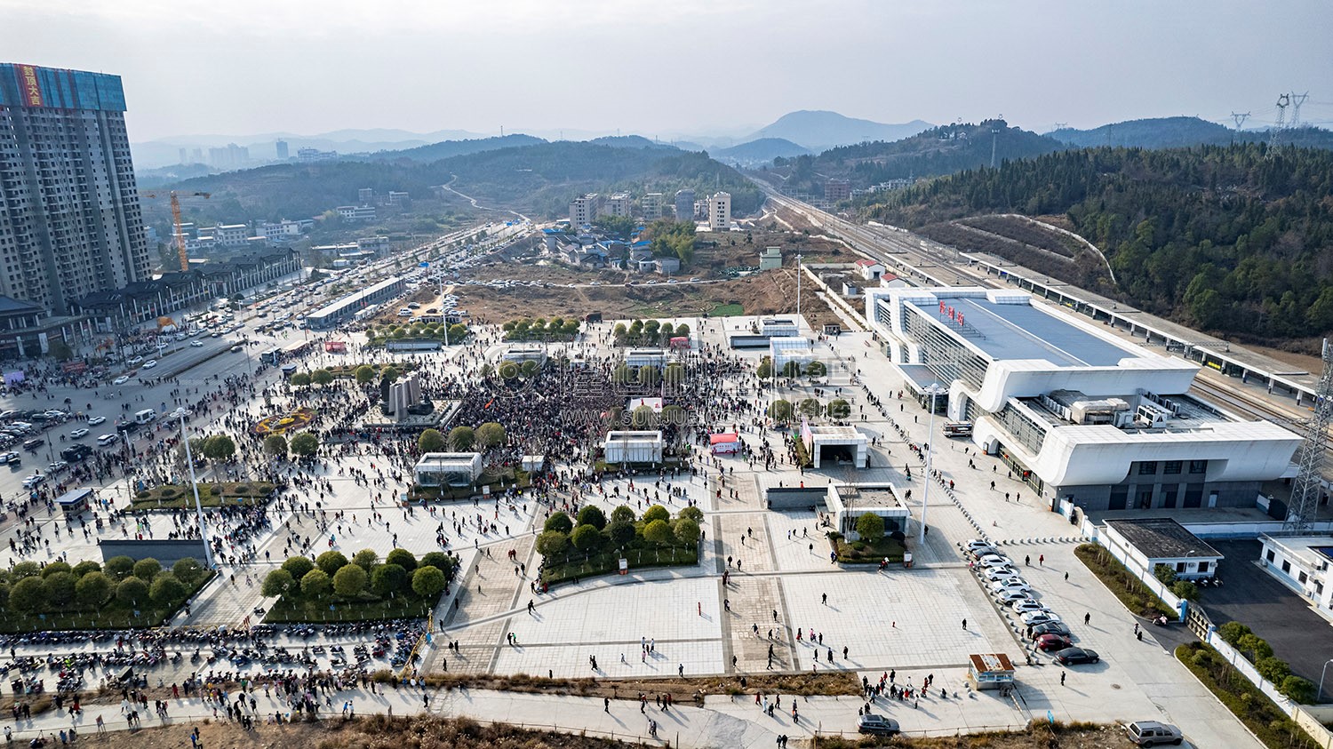 早安隆回唱响高铁站，万人空巷！