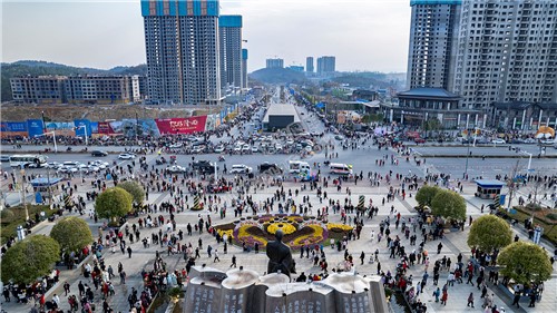 早安隆回唱响高铁站，万人空巷！