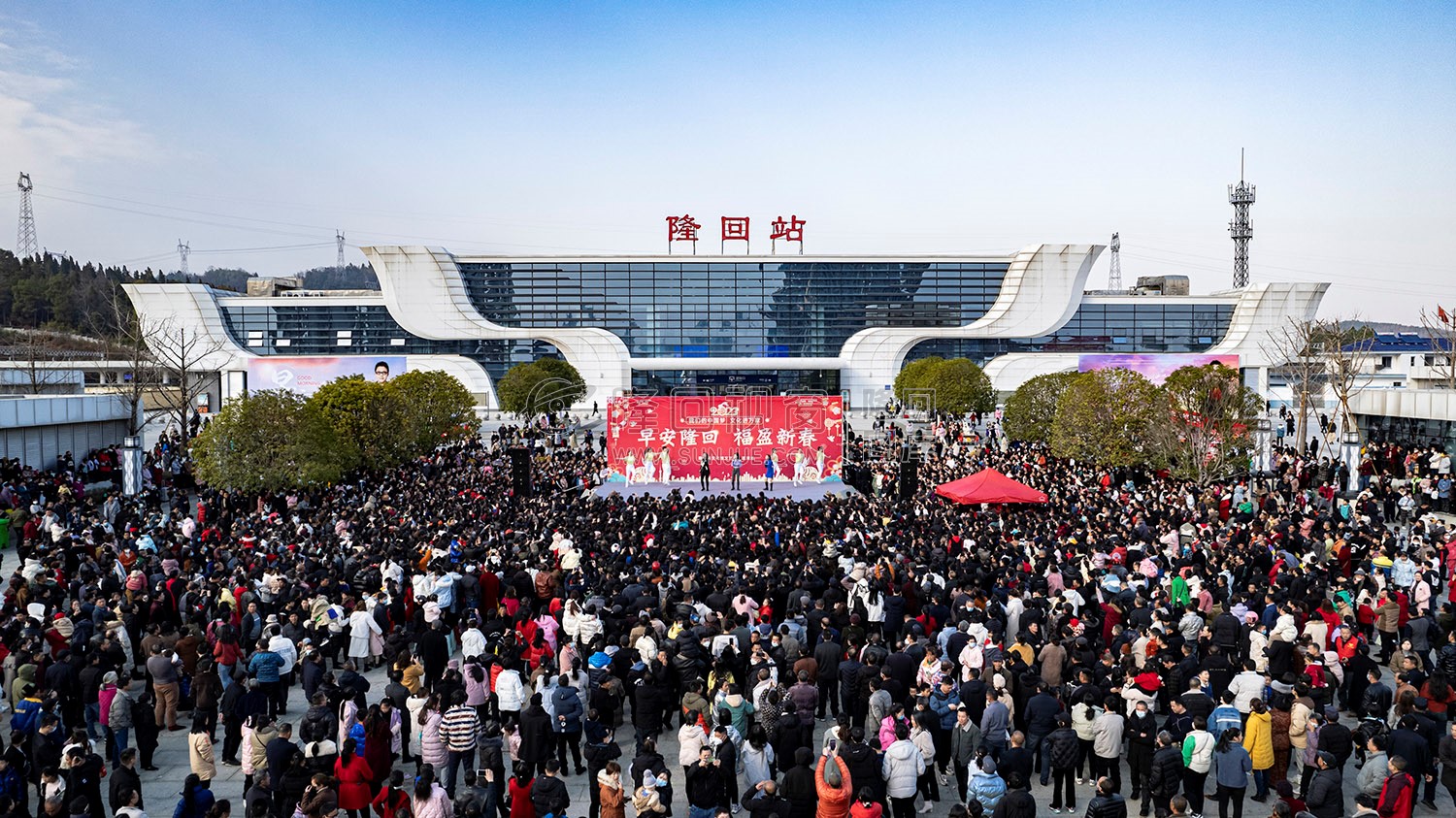 早安隆回唱响高铁站，万人空巷！