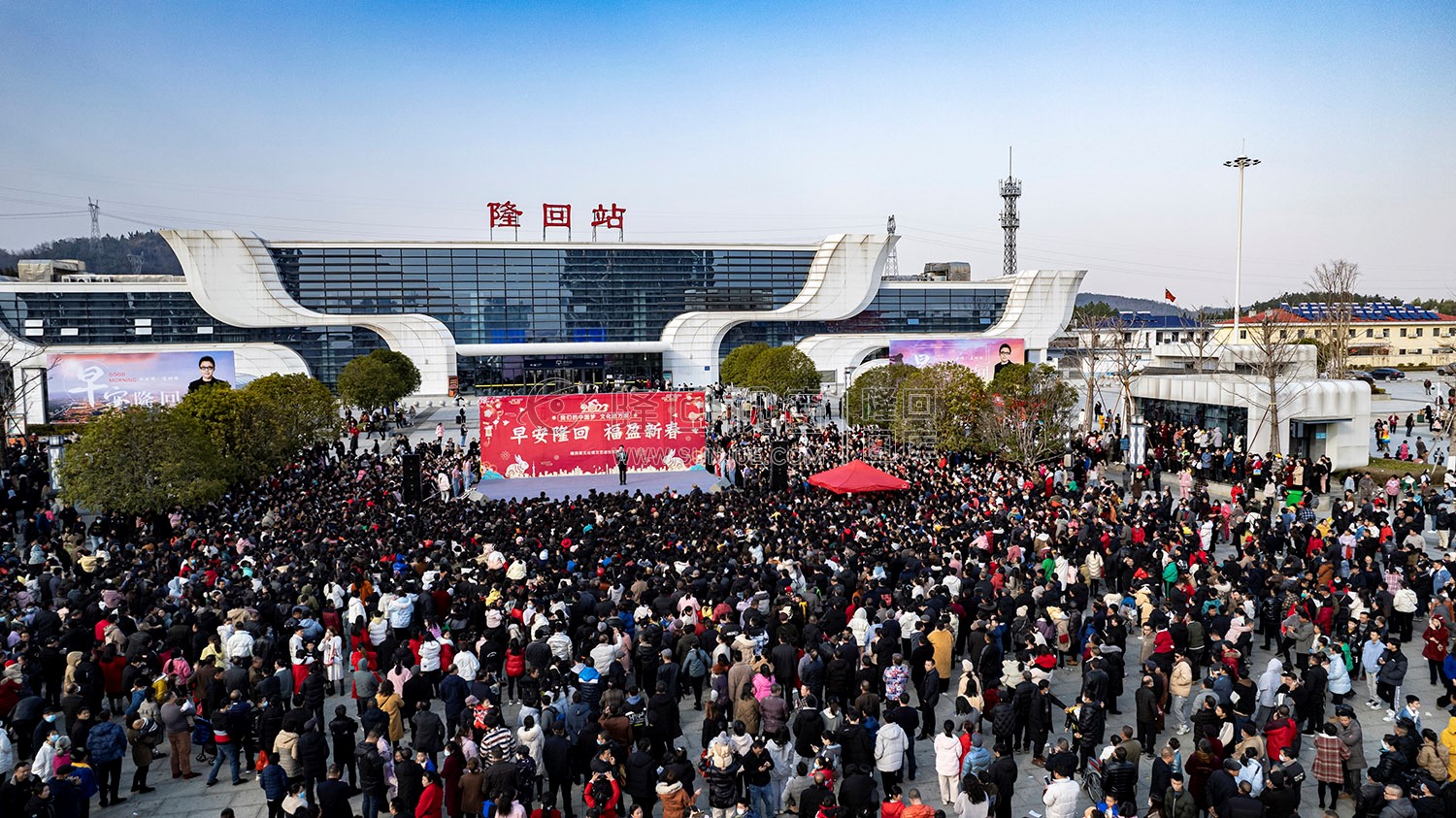 早安隆回唱响高铁站，万人空巷！