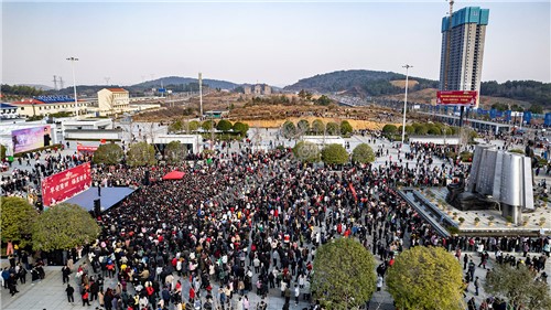 早安隆回唱响高铁站，万人空巷！