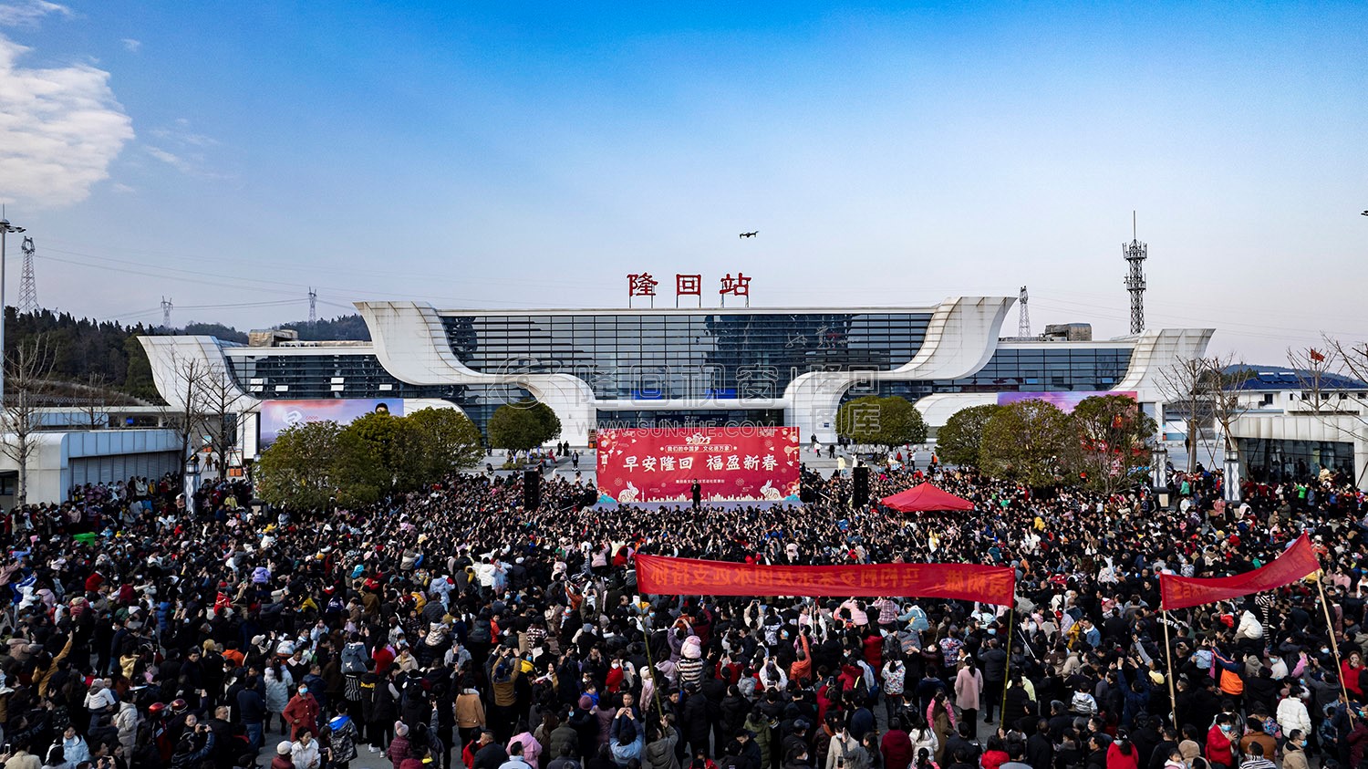 早安隆回唱响高铁站，万人空巷！