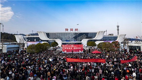 早安隆回唱响高铁站，万人空巷！