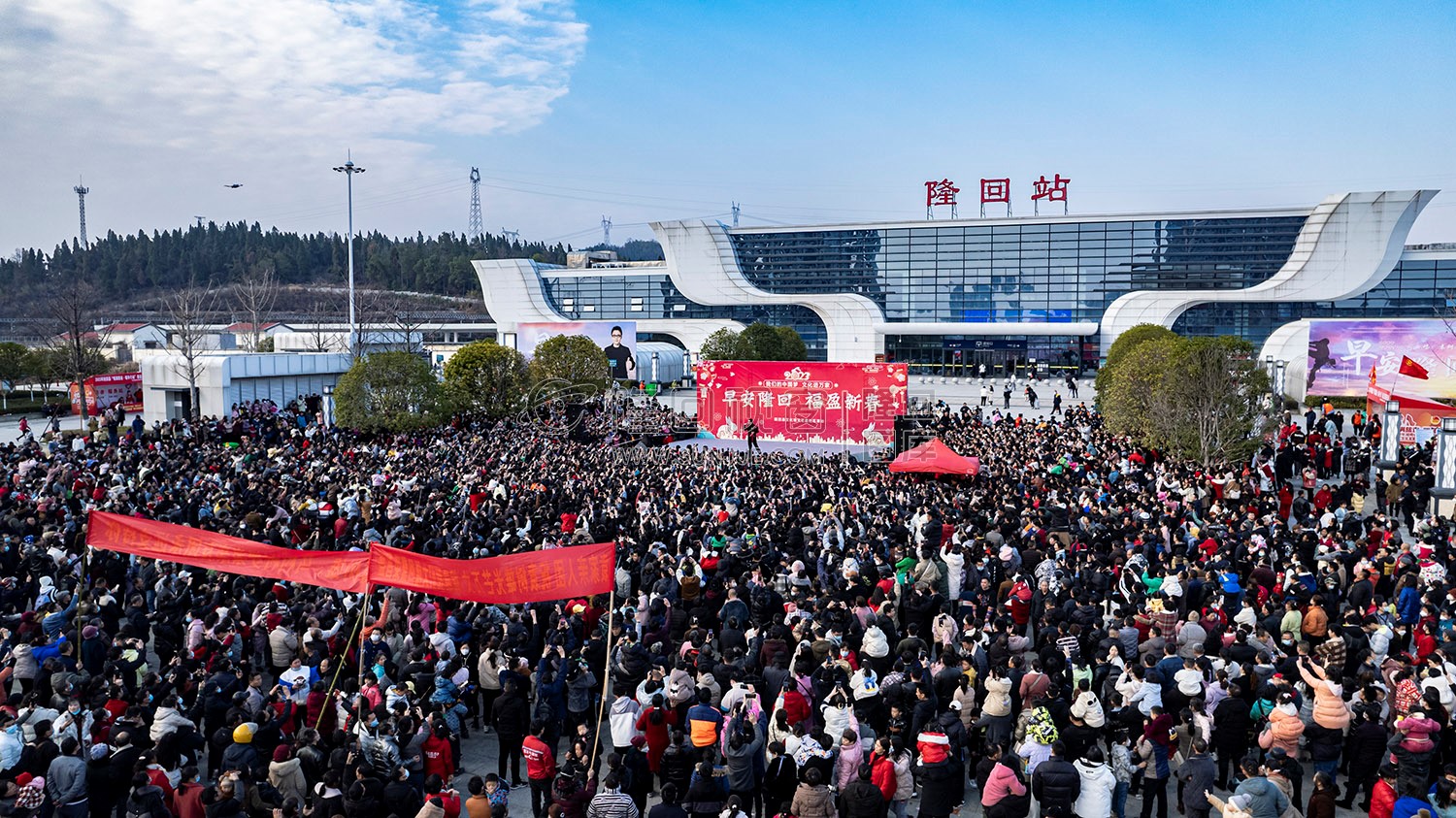 早安隆回唱响高铁站，万人空巷！