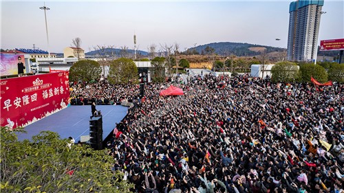 早安隆回唱响高铁站，万人空巷！