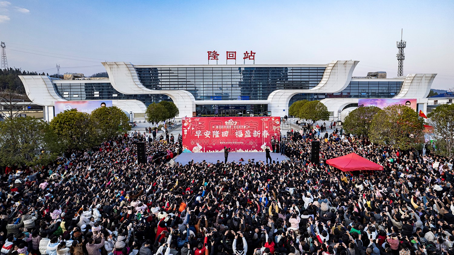 早安隆回唱响高铁站，万人空巷！