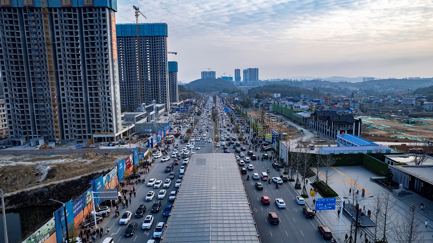 早安隆回唱响高铁站，万人空巷！