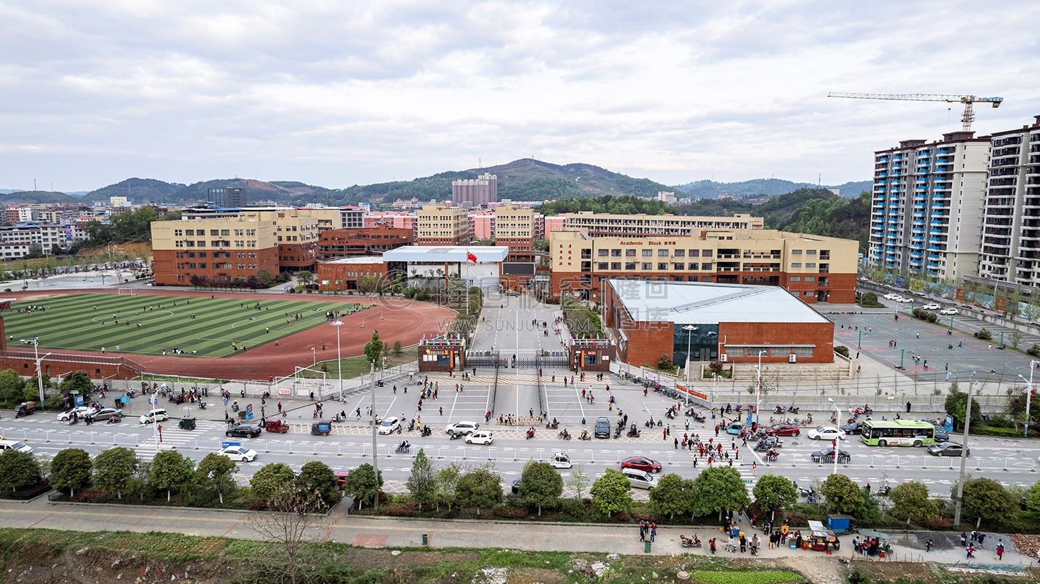 隆回思源学校放学场景