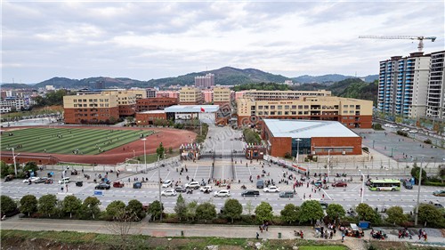 隆回思源学校放学场景