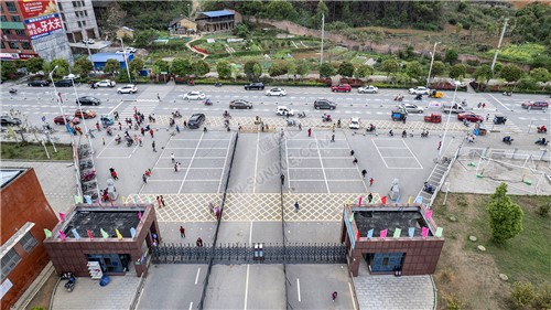 隆回思源学校放学场景