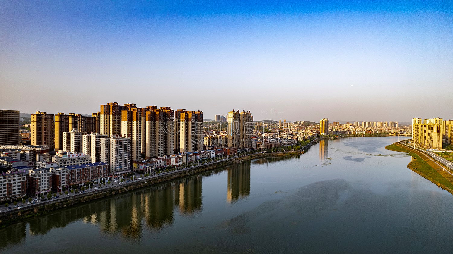 二桥边上凯悦1号河边