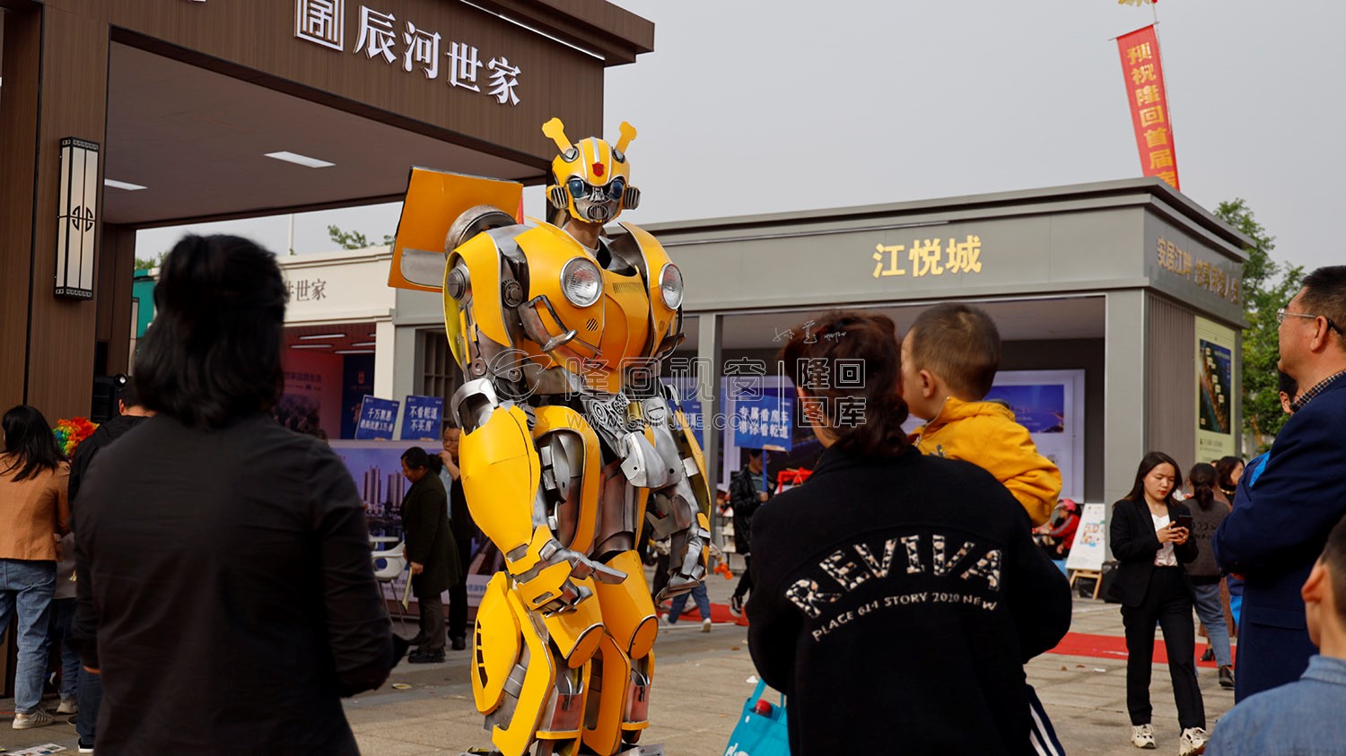 隆回首届房交会在高铁站举行