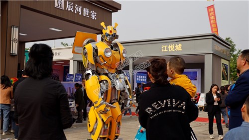 隆回首届房交会在高铁站举行