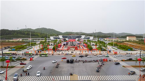 隆回首届房交会在高铁站举行