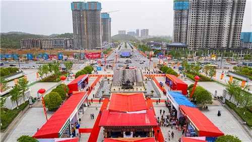 隆回首届房交会在高铁站举行