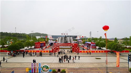 隆回首届房交会在高铁站举行