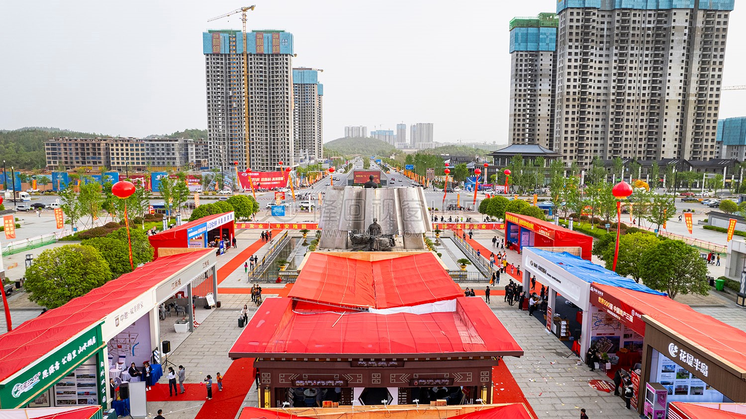 隆回首届房交会在高铁站举行