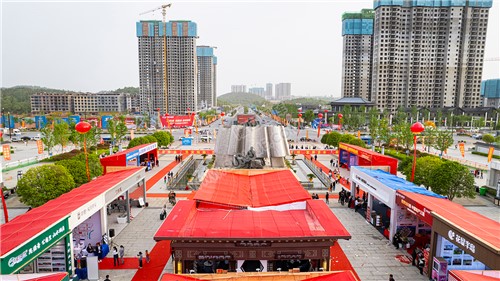 隆回首届房交会在高铁站举行