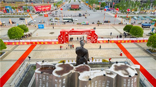 隆回首届房交会在高铁站举行