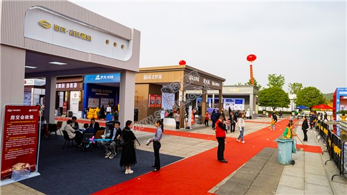 隆回首届房交会在高铁站举行