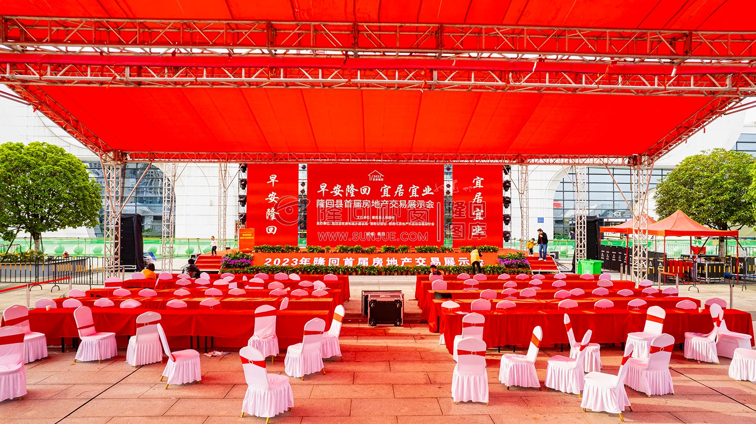 隆回首届房交会在高铁站举行