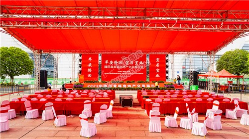 隆回首届房交会在高铁站举行