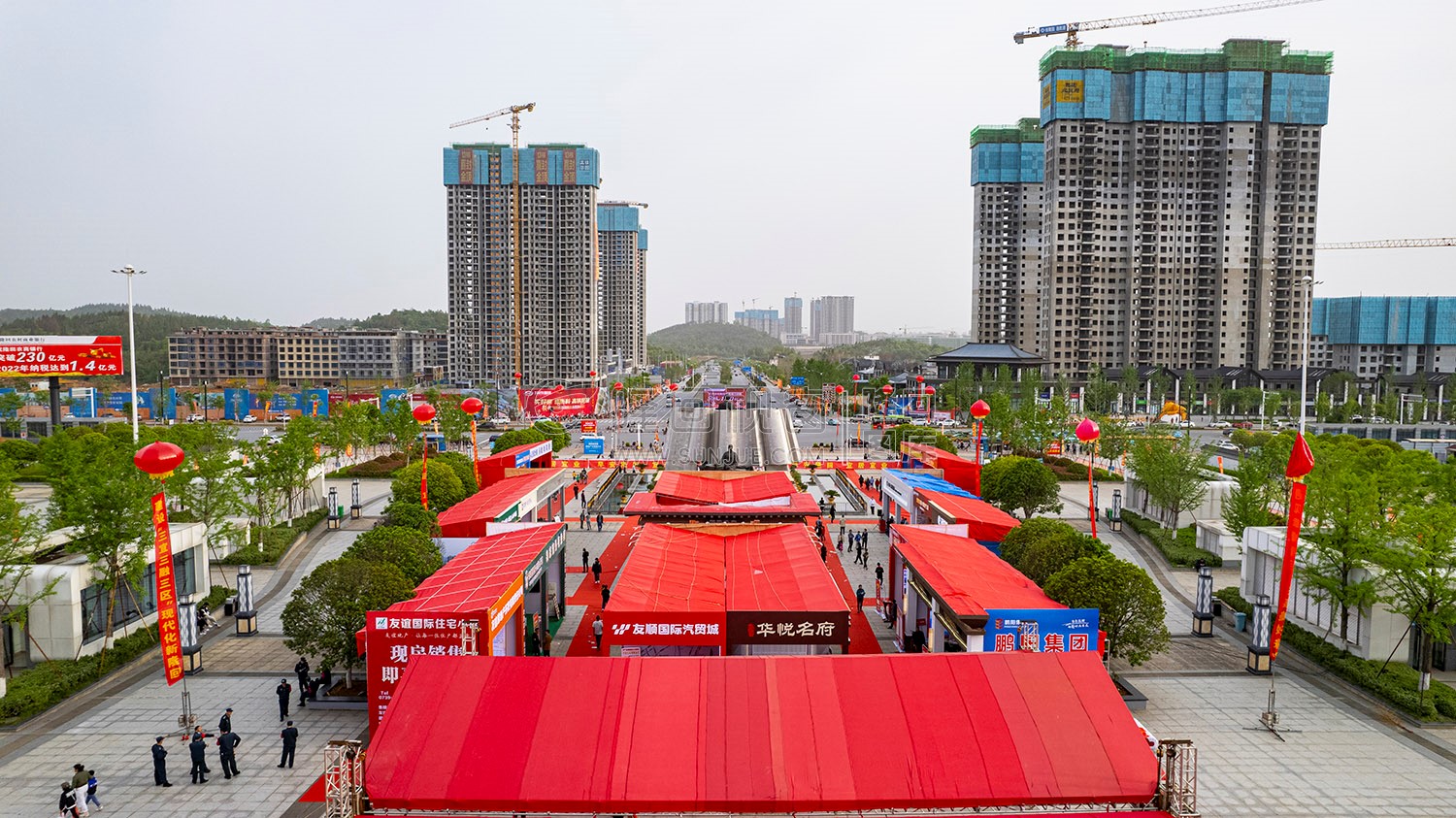 隆回首届房交会在高铁站举行