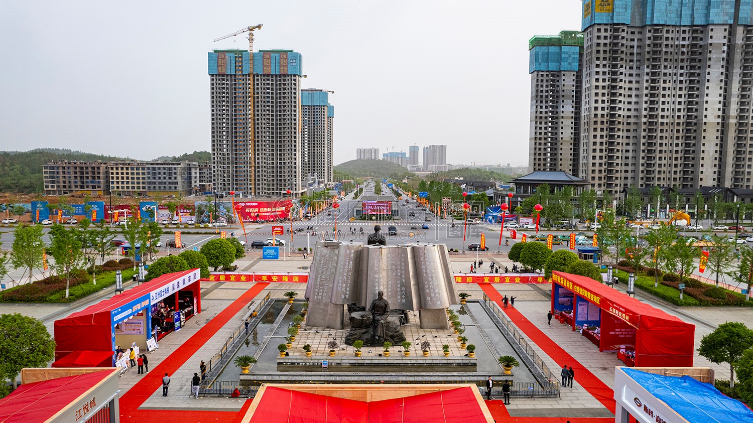 隆回首届房交会在高铁站举行