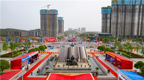 隆回首届房交会在高铁站举行