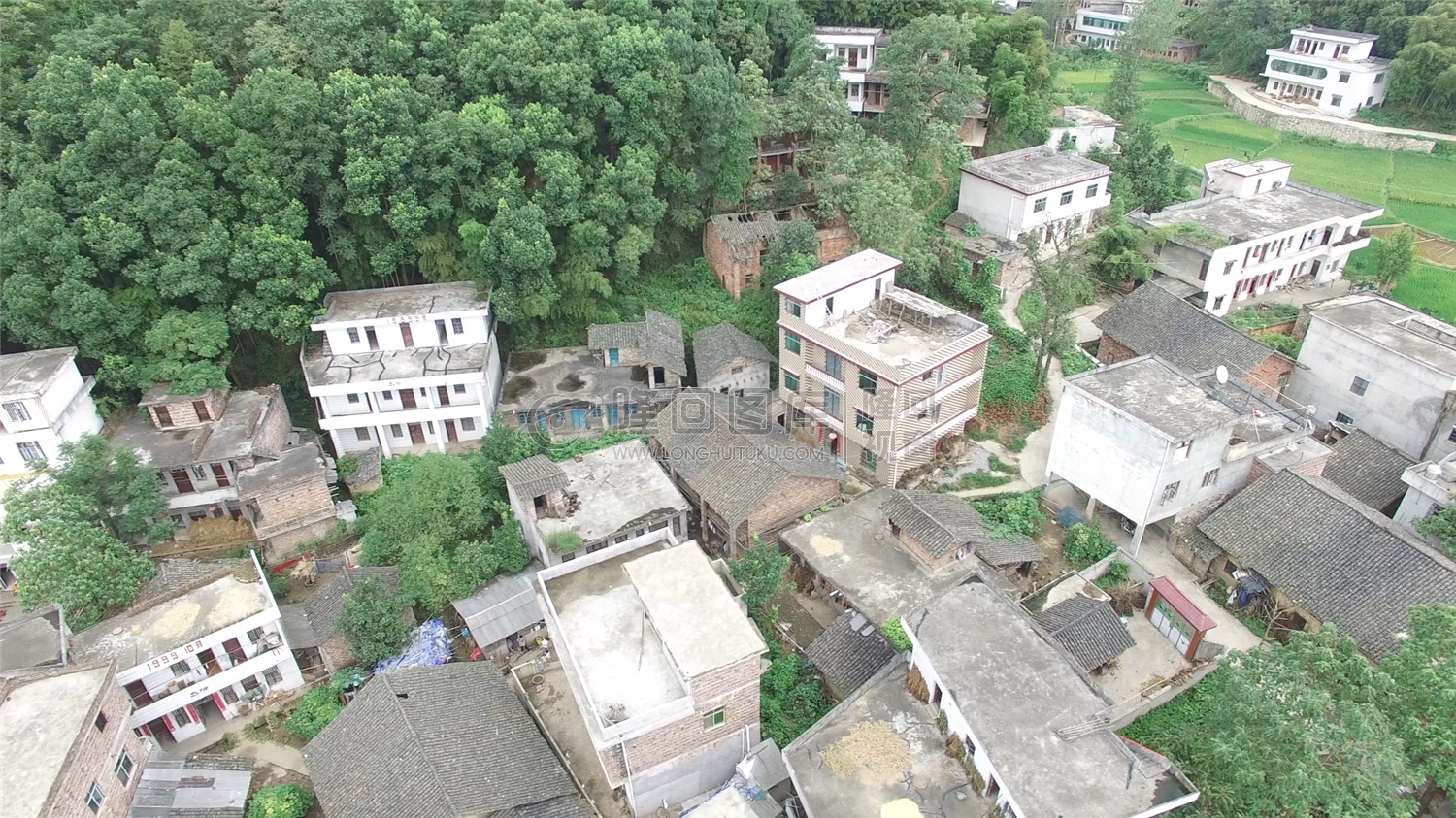 优先村，隆武公路修建中