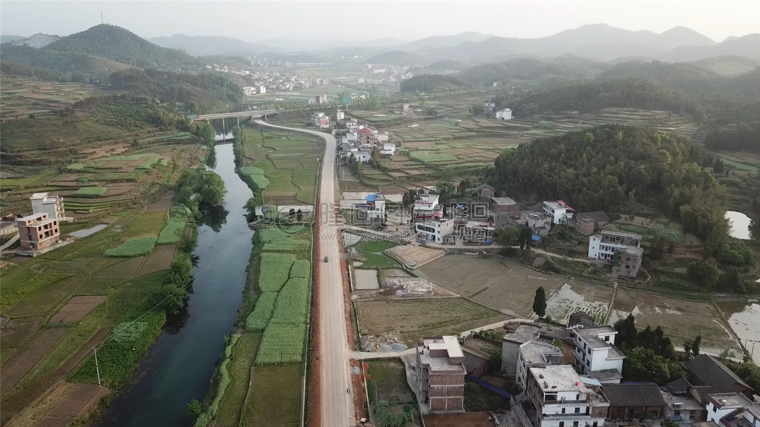优先村，春秋的乡村风光