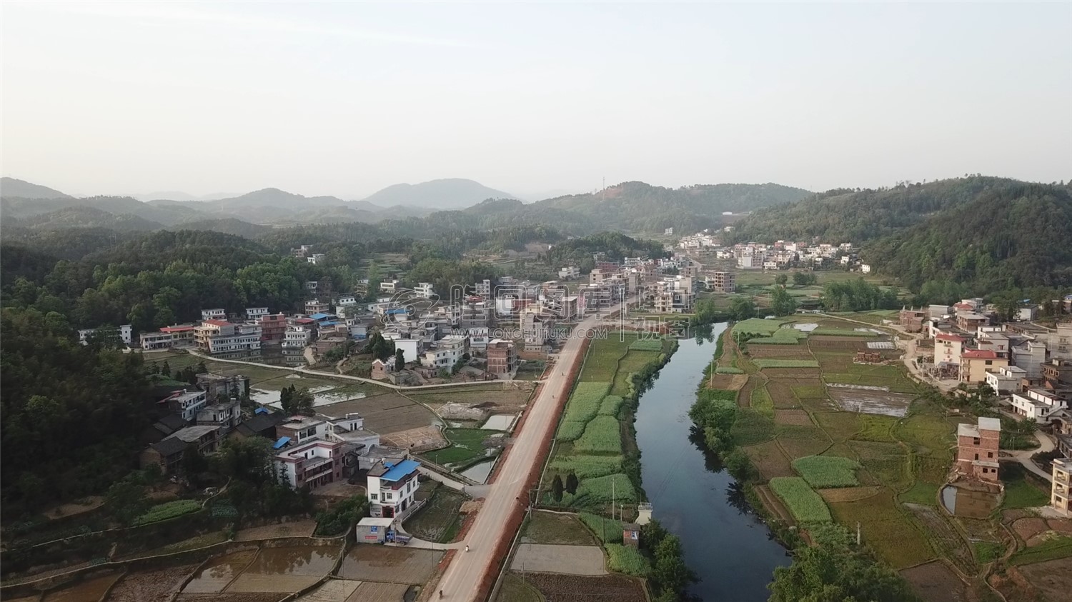 优先村，春秋的乡村风光