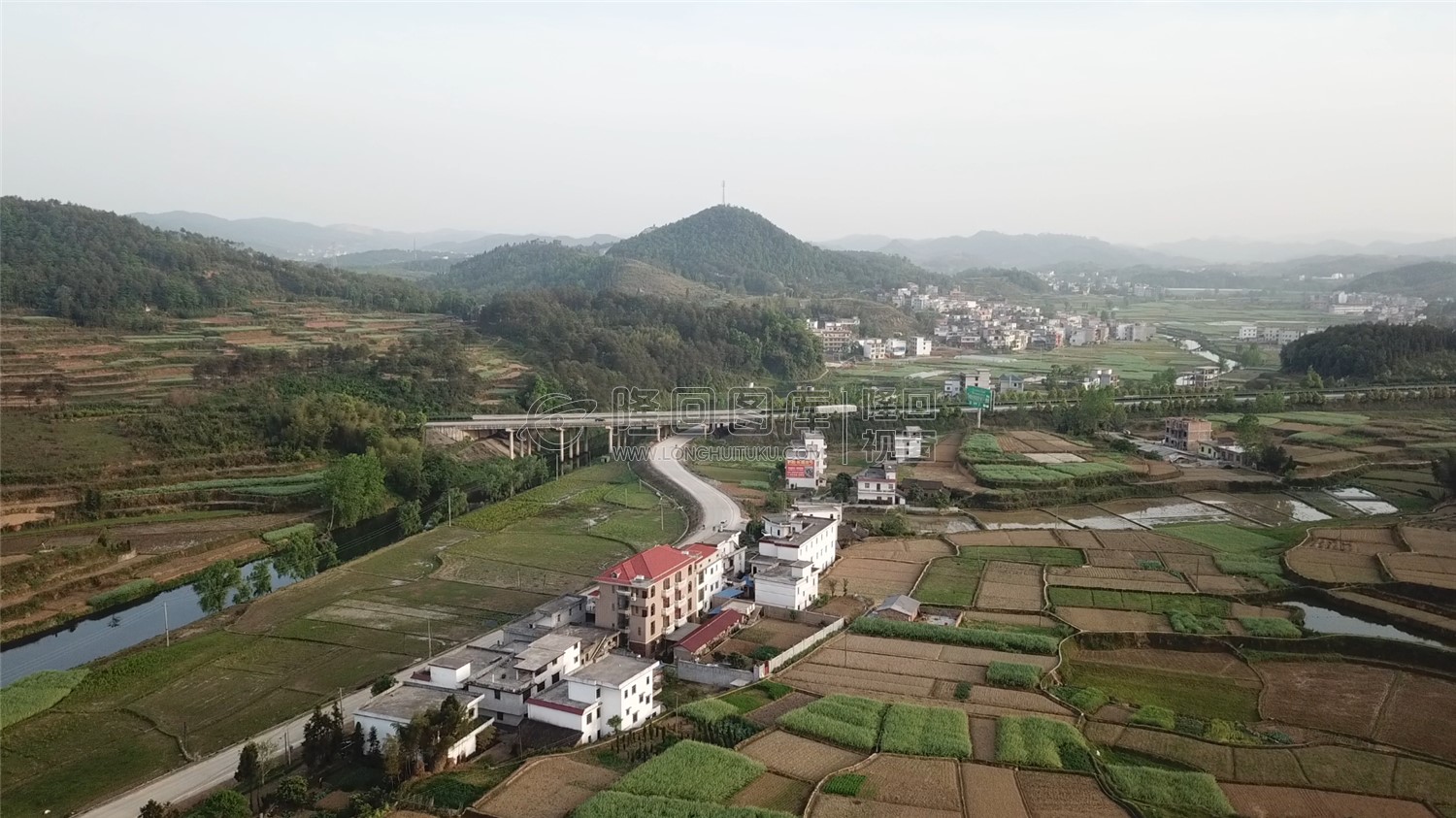 优先村，春秋的乡村风光
