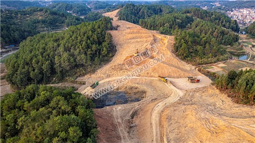 新新高速屋主塘枢纽，开挖建设中