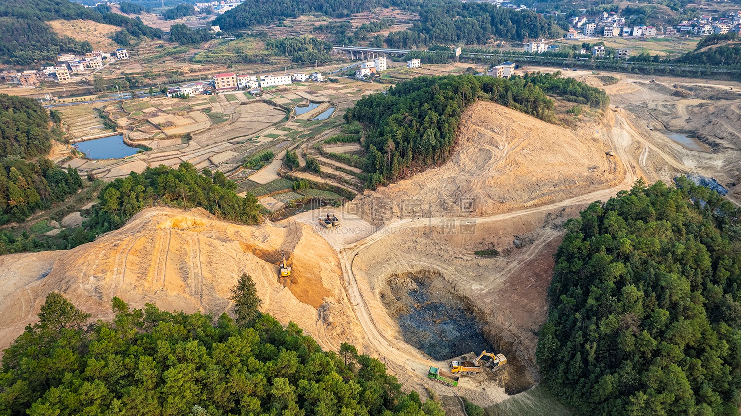 新新高速屋主塘枢纽，开挖建设中
